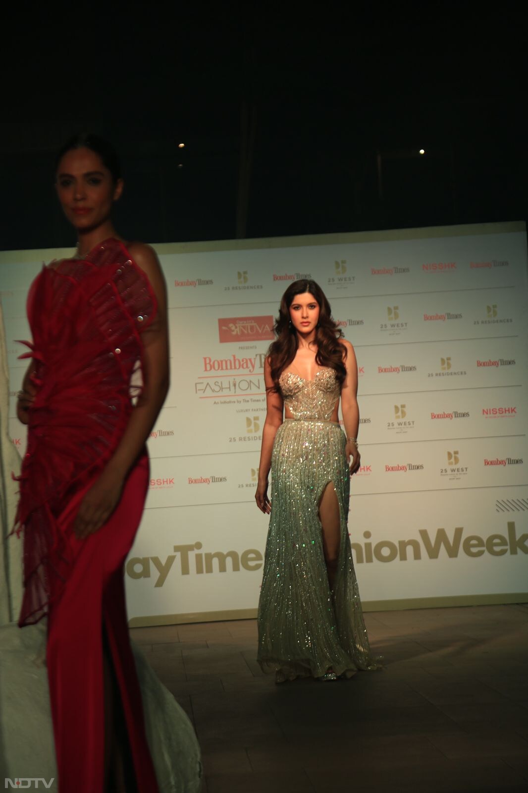 Shanaya Kapoor looked stunning wearing ivory gown by Neeta Lulla. (Image courtesy-Varinder Chawla)