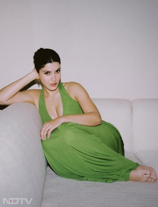 ड्रेस की ड्रेपिंग उनकी फिटनेस और ग्रेस को खूबसूरती से हाइलाइट करती है.