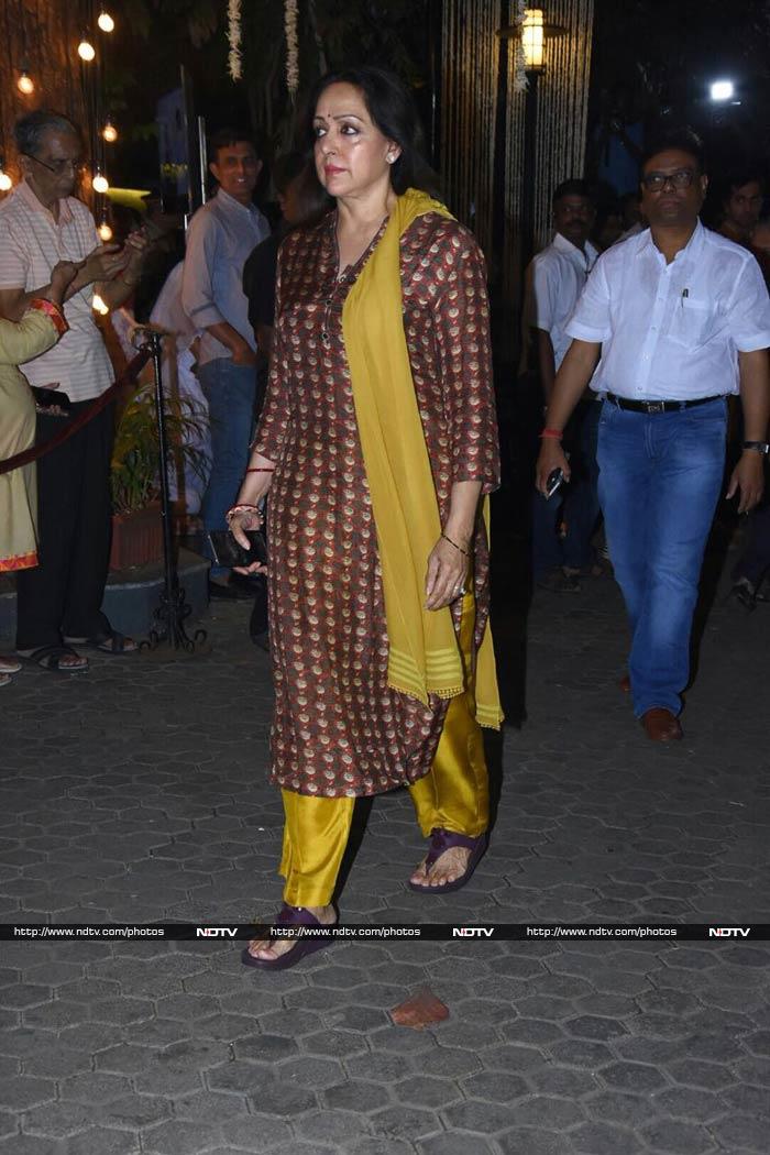 Kapoors And Other Celebs At Shashi Kapoor's Prayer Meet