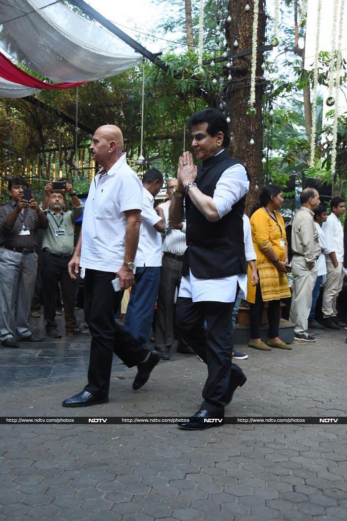 Kapoors And Other Celebs At Shashi Kapoor\'s Prayer Meet