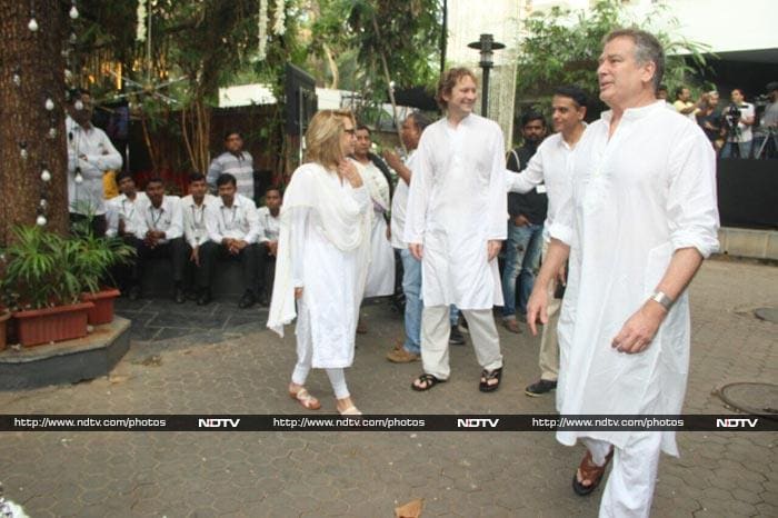 Kapoors And Other Celebs At Shashi Kapoor\'s Prayer Meet