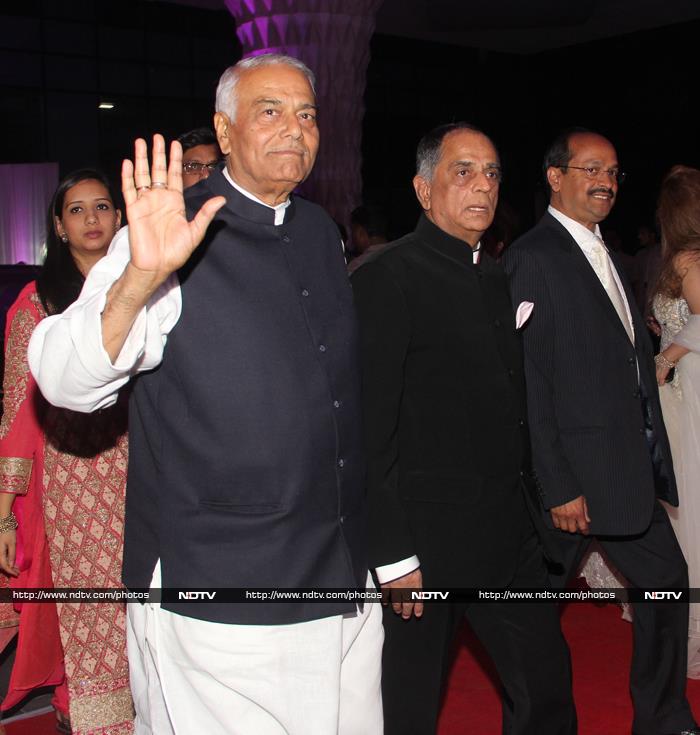 Rajinikanth, Big B, Thackerays Attend Shatrughan Sinha\'s Son\'s Reception