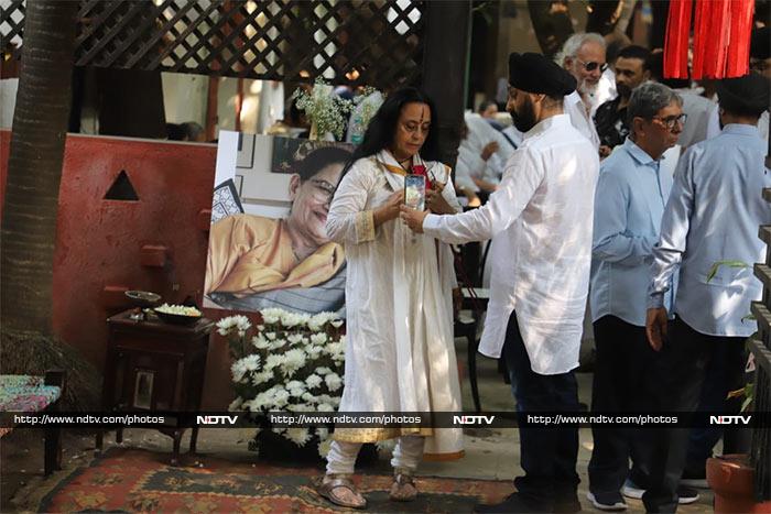 Amitabh Bachchan, Rekha, Farhan, Shibani Attend Shaukat Kaifi\'s Funeral
