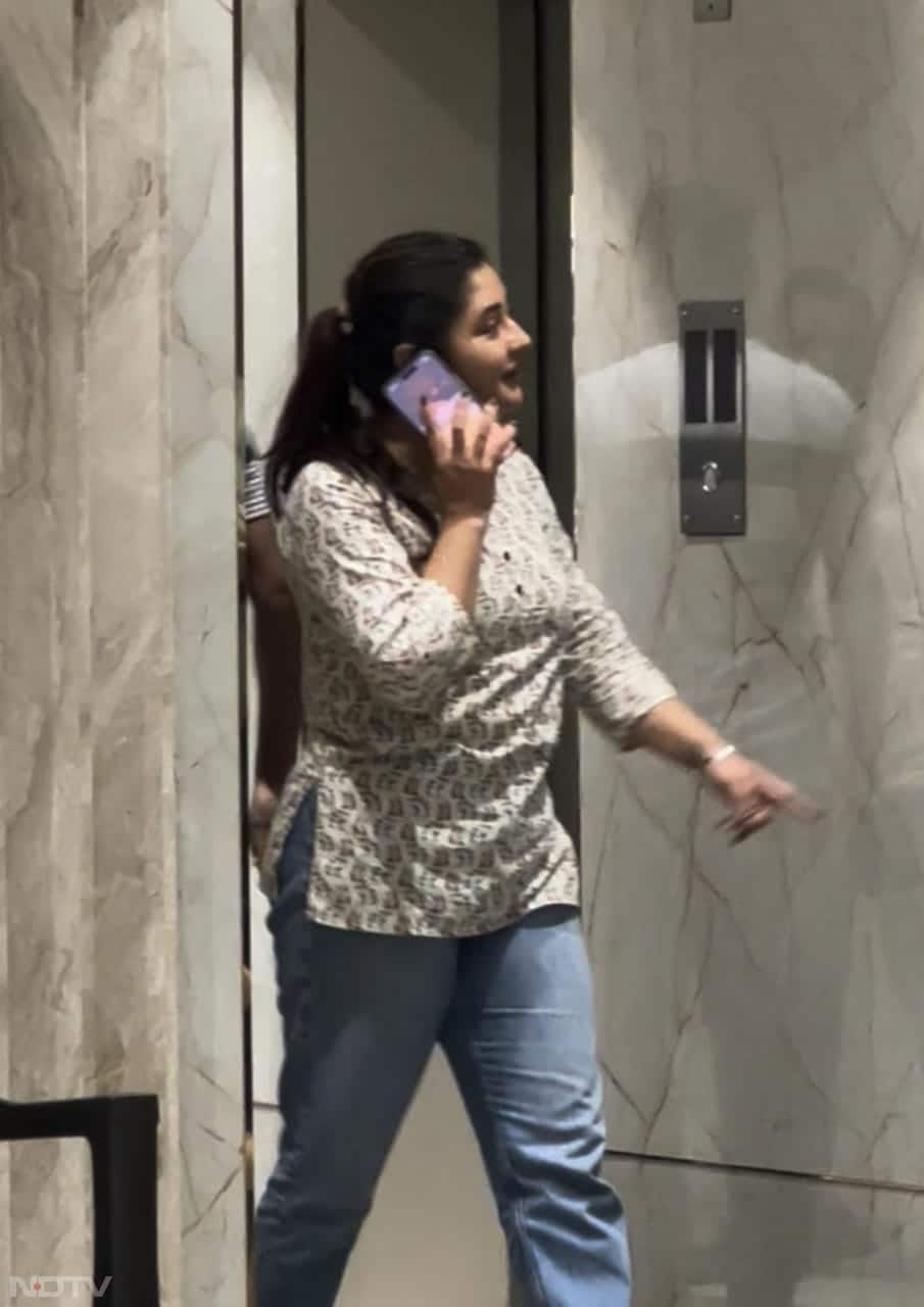Rashami Desai was also seen at Shefali Jariwala's residence where the actress-model's mortal remains were brought for final rituals. (Courtesy: Varinder Chawla)