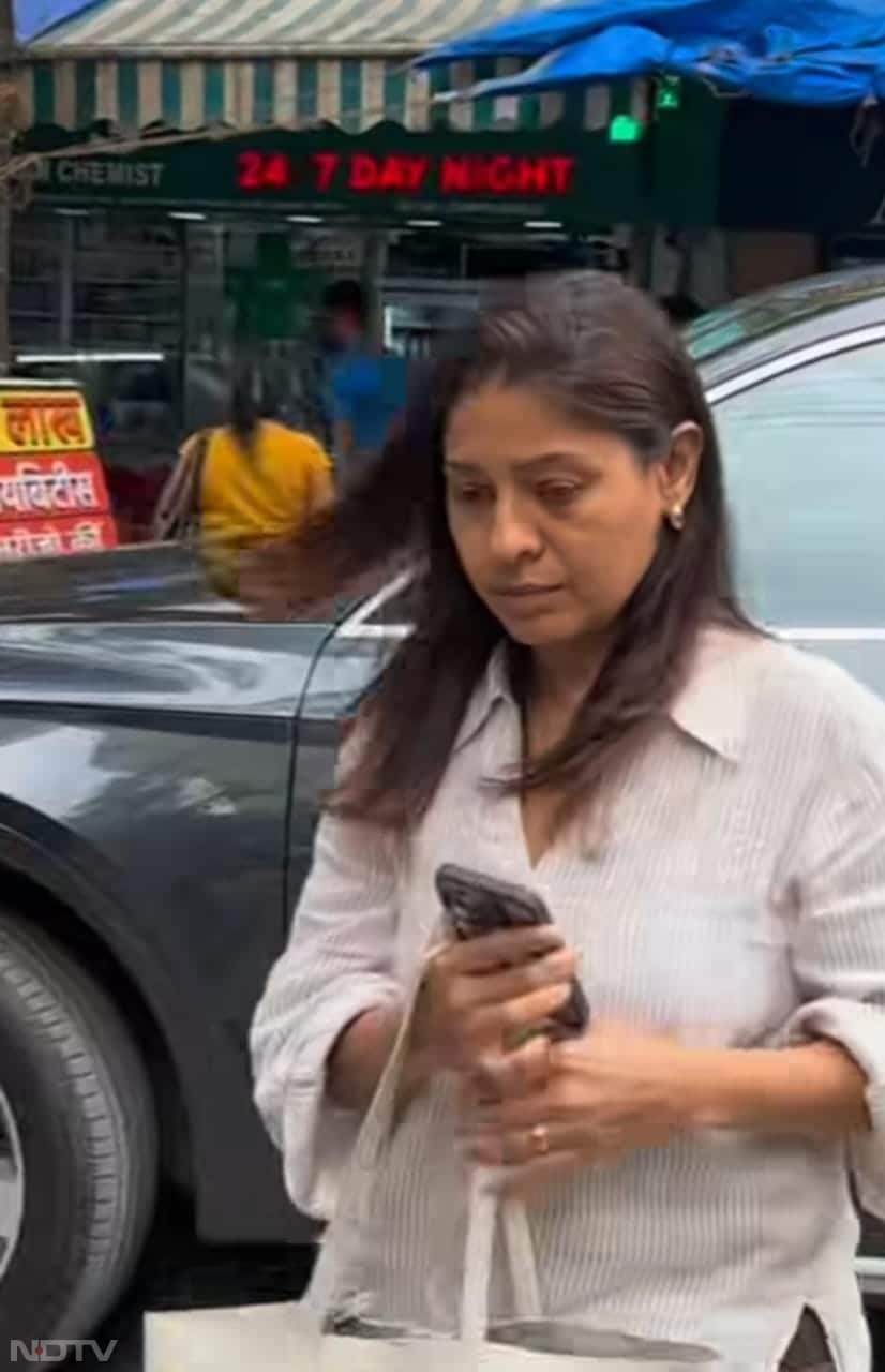 Singer Sunidhi Chauhan was seen rushing inside as she came for the final rites and rituals of Shefali Jariwala. (Courtesy: Varinder Chawla)