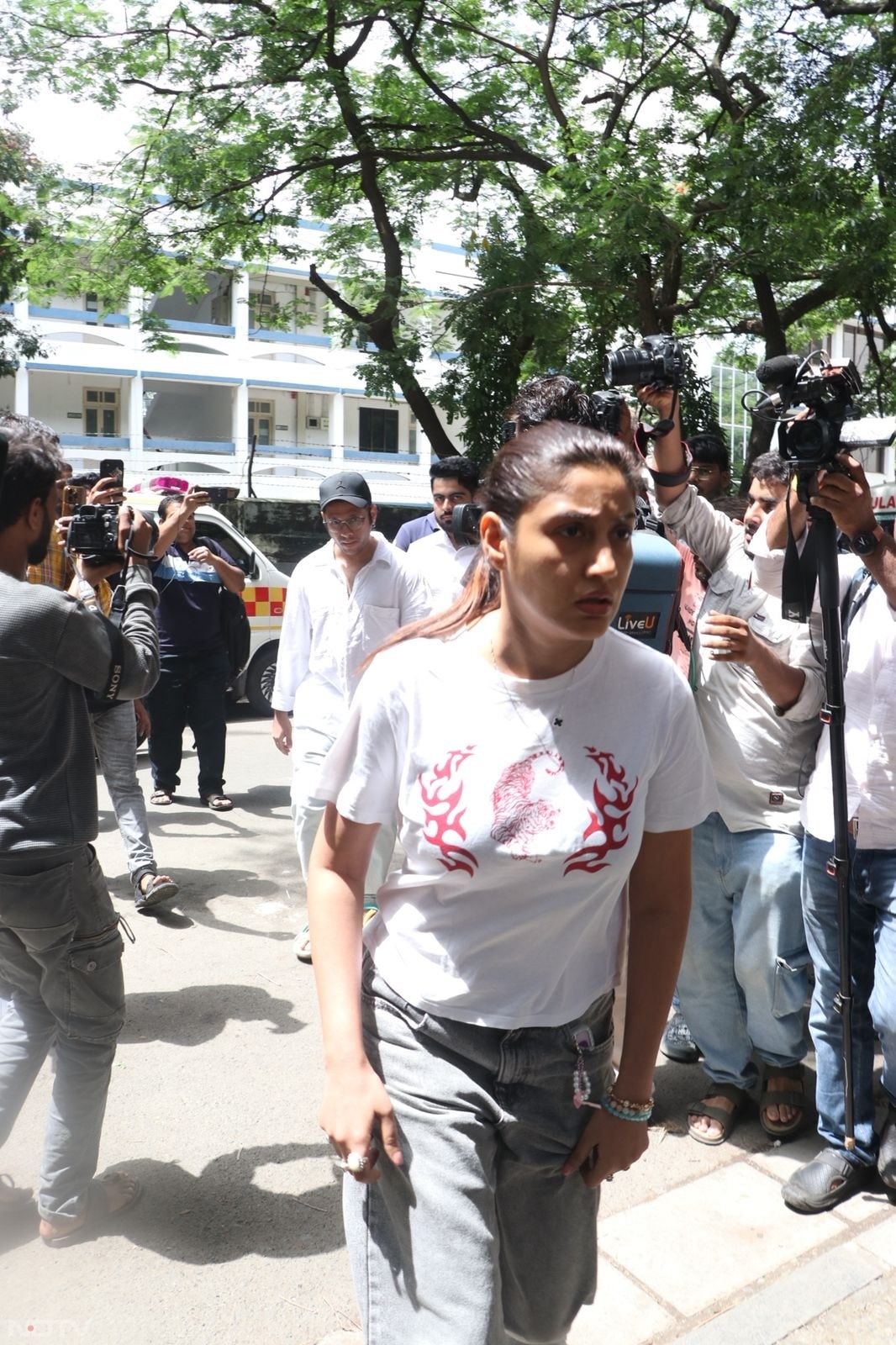 Surbhi Chandna was seen arriving at the hospital in the morning after Shefali Jariwala's untimely death. (Courtesy: Varinder Chawla)