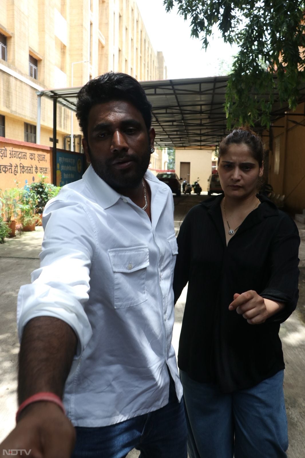 Aarti Singh who was also a co-participant with Shefali Jariwala in Big Boss 13 was seen at the hospital in the morning. (Courtesy: Varinder Chawla)