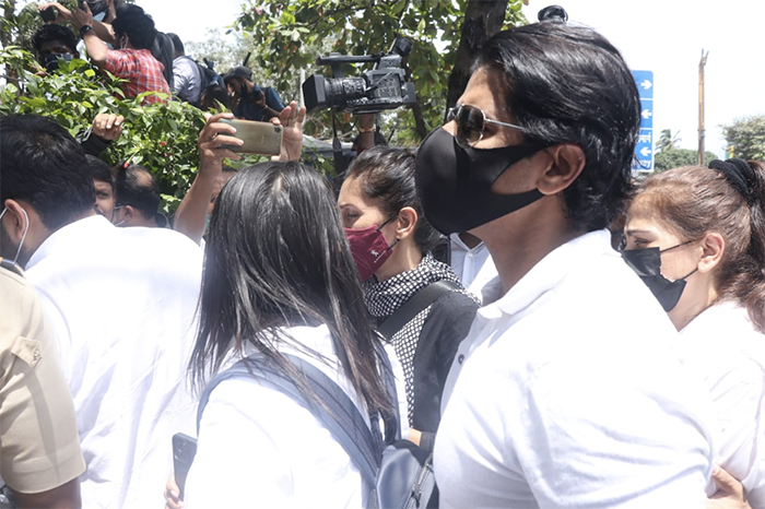 Karanvir Bohra was also pictured at the Oshiwara crematorium.