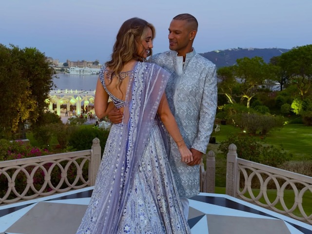 देसी कपड़ों में कहर ढाती हैं शिखर धवन की विदेशी मंगेतर