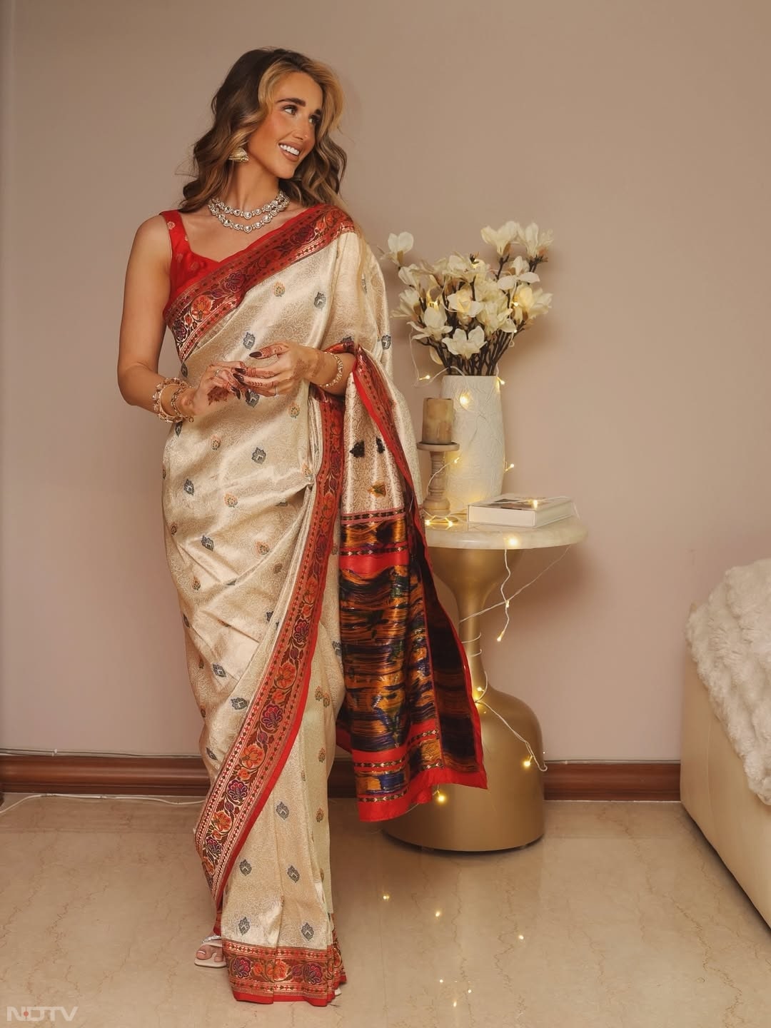 इस कपल की कहानी कैमरों से दूर शुरू हुई, कथित तौर पर वे पहली बार दुबई के एक रेस्टोरेंट में मिले थे. sophieshine93/Instagram