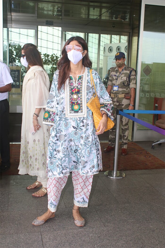 It was a busy day at the Mumbai airport on Wednesday. Actress Shilpa Shetty left for Vaishno Devi - she flew out of Mumbai, wearing a <i>salwar kameez</i>.