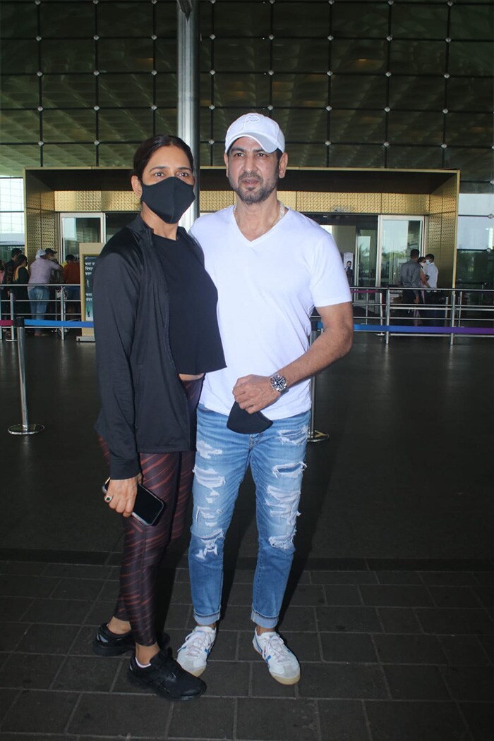 Ronit Roy and wife Neelam were like the yin and yang at the airport.