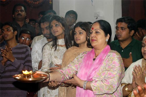 Apart from Raj, Shilpa's mother and younger sister Shamita Shetty were also present at the Ganapti puja. (Pics: IANS)