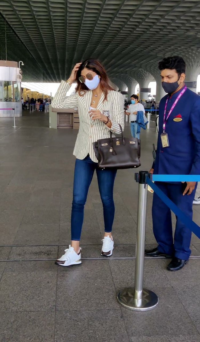 Shilpa Shetty And Raj Kundra Fly Out Of Mumbai