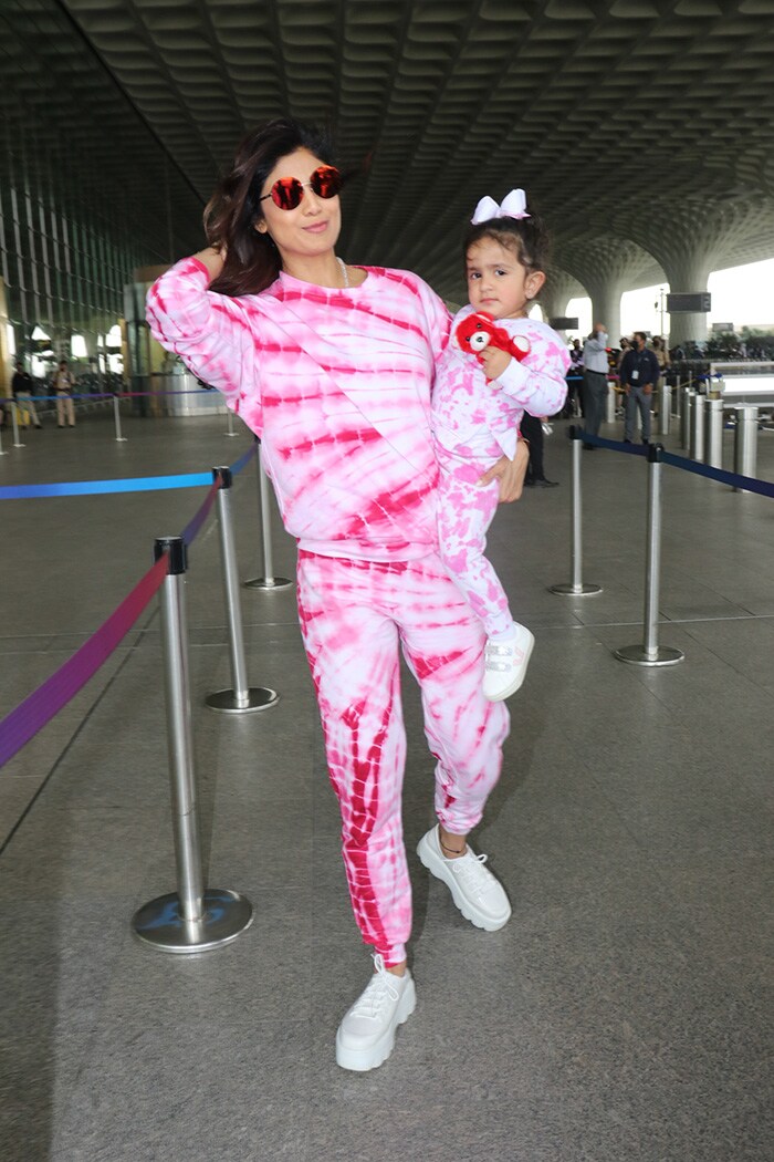 Shilpa Shetty And Daughter Shamisha Twin In Their Tie And Dye Airport Looks