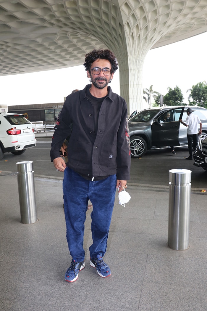 Comedian Sunil Grover snapped at the airport.