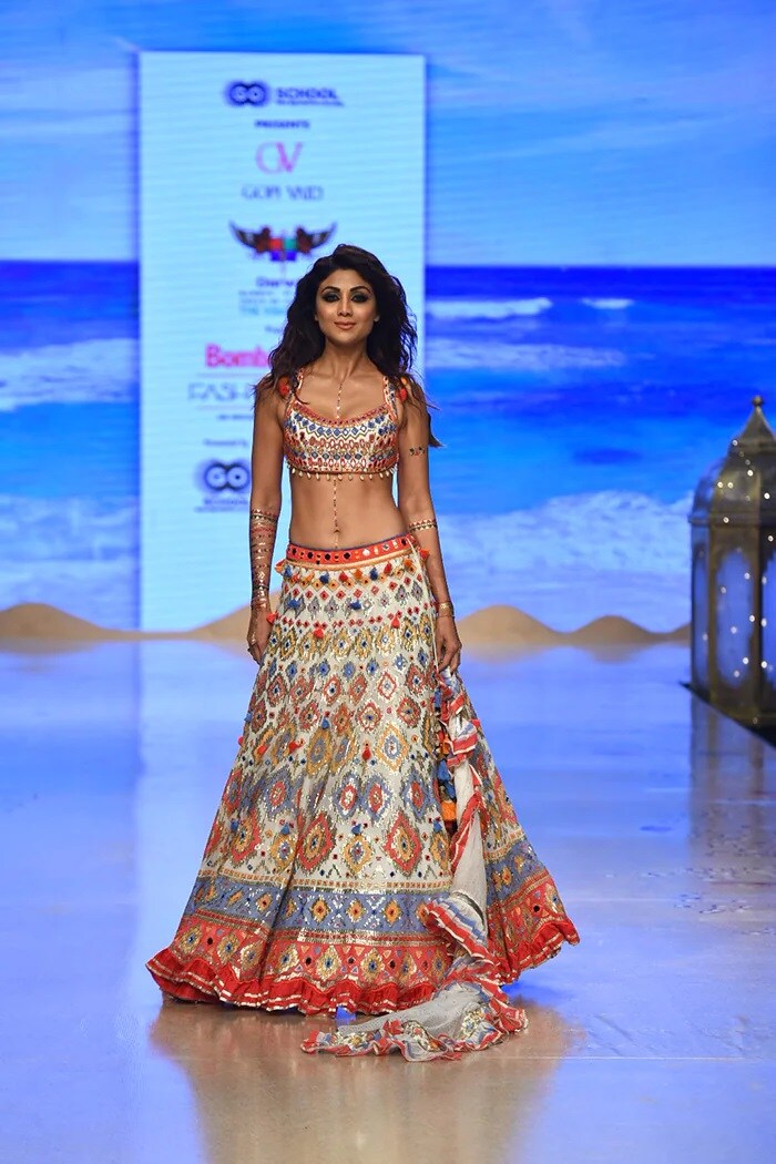 शिल्पा शेट्टी और तारा सुतारिया ने रनवे पर अपने फैशन जादू से किया लोगों को इंप्रेस