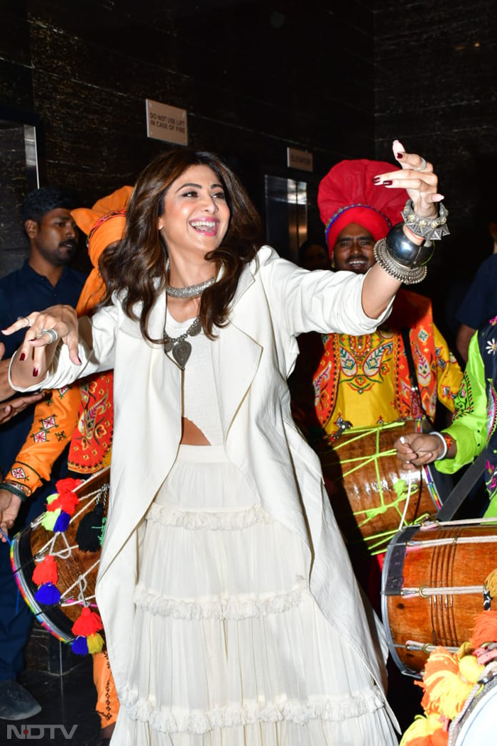 Shilpa Shetty came dancing to <i>dhol</i> beats at the trailer launch of <i>Sukhee</i>. (Image courtesy: Varinder Chawla)