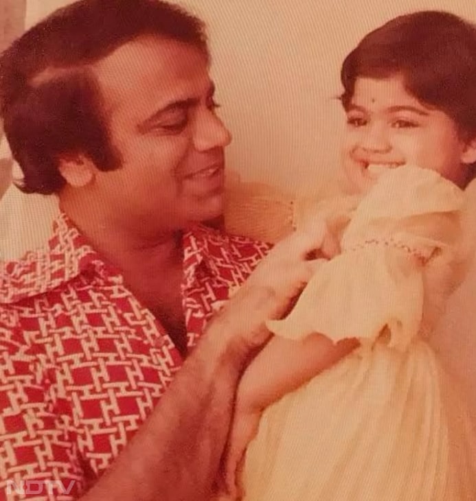 इस फोटो में शिल्पा अपने पिता की गोद में नज़र आ रही हैं. theshilpashetty/instagram