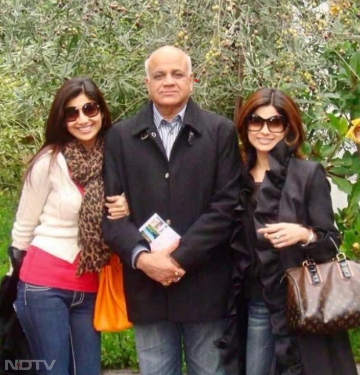 इस फोटो में शिल्पा अपने पिता और बहन के साथ नज़र आ रही हैं. theshilpashetty/instagram
