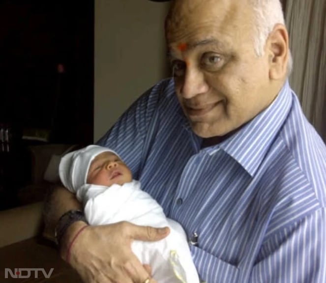 इस फोटो में शिल्पा के पिता अपने नाती को गोद में उठाए नज़र आ रहे हैं. theshilpashetty/instagram