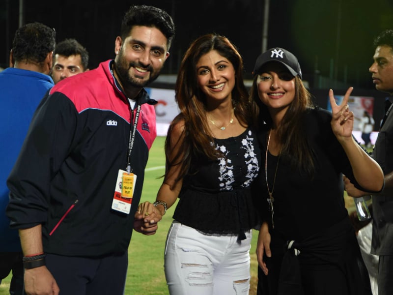 Photo : Shilpa, Sonakshi and the Boys on the Field