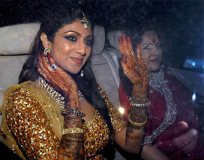 Shilpa arriving with her mother for her sangeet. (Photo: PTI)