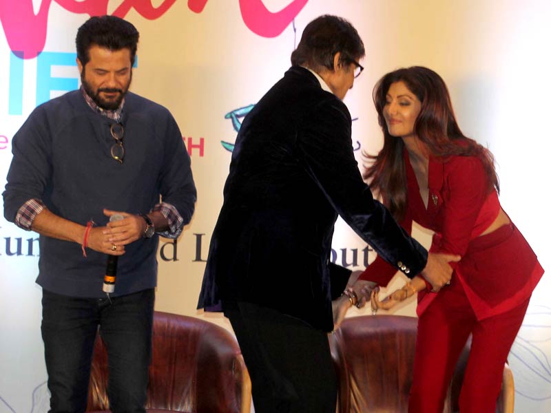 That <i>Sanskari</i> Moment When Shilpa Touched Big B's Feet That <i>Sanskari</i> Moment When Shilpa Touched Big B's Feet