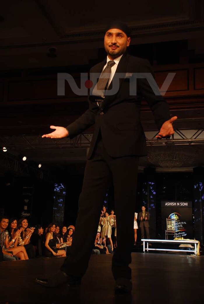 The stylish Bhajji pauses as the audience cheers him on.