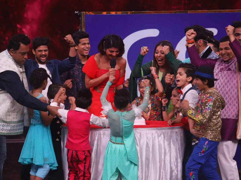 Shilpa Shetty's Early Birthday Party On <I>Super Dancer</i> Sets Shilpa Shetty's Early Birthday Party On <I>Super Dancer</i> Sets