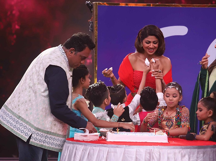 Shilpa Shetty\'s Early Birthday Party On Super Dancer Sets