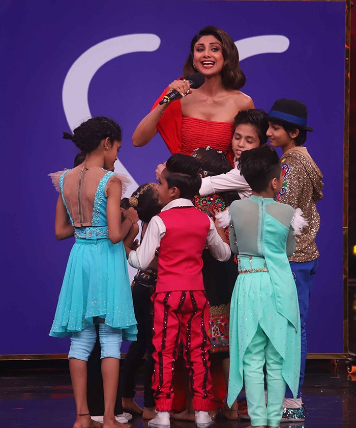 Shilpa Shetty\'s Early Birthday Party On Super Dancer Sets