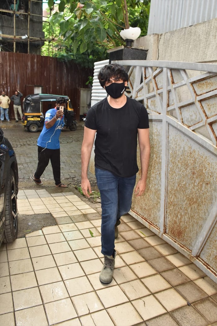 Actor Kartik Aaryan was snapped outside filmmaker Rohit Dhawan\'s office in Juhu.