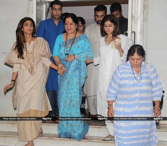The Bachchans And Kapoors Attend Prayer Meet For Shilpa Shetty\'s Father