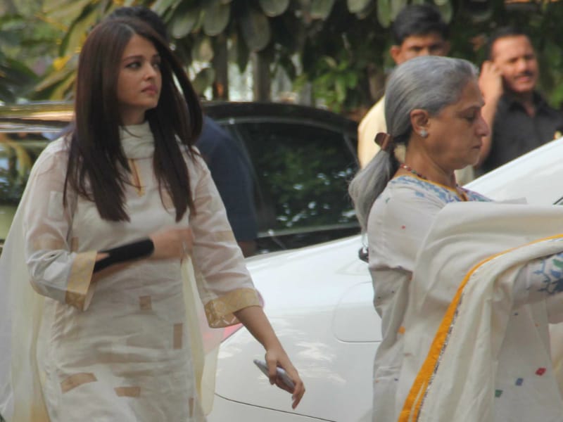 Photo : The Bachchans And Kapoors Attend Prayer Meet For Shilpa Shetty's Father