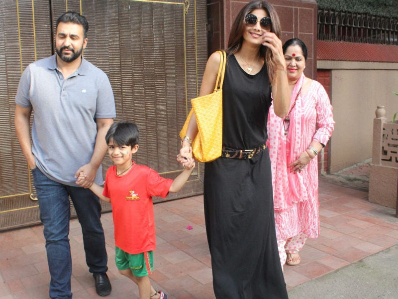 Photo : पति और मां के साथ बेटे के स्‍कूल पहुंची शिल्‍पा शेट्टी