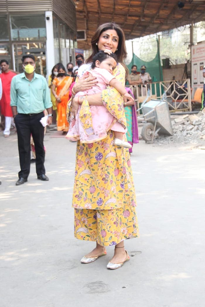बेटी समिशा के पहले जन्मदिन पर सिद्धिविनायक मंदिर पहुंची शिल्पा शेट्टी