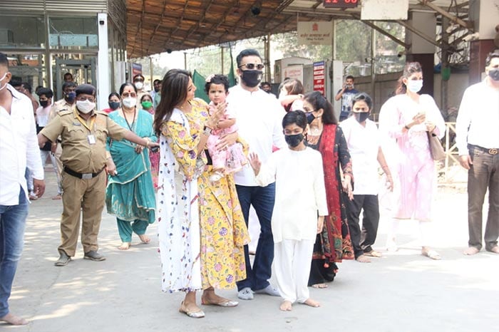 On Samisha\'s First Birthday, Mom Shilpa Shetty Visits Siddhivinayak Temple With Family