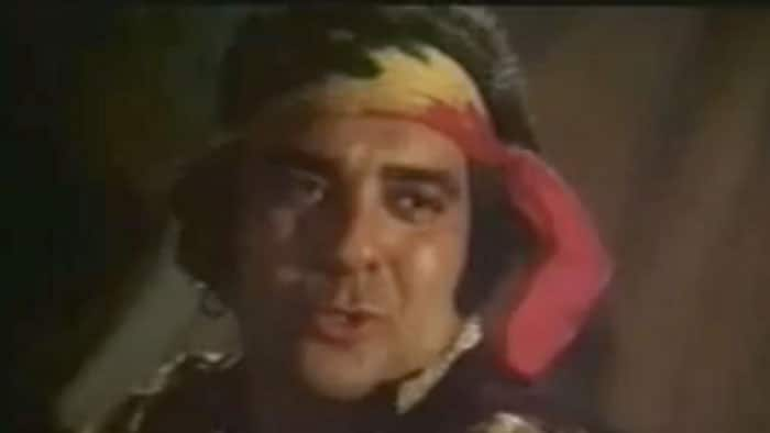 <b>Gypsy Singer</b><br>
Jalal Agha played the brief role of the gypsy singer in the item number, <i>Mehbooba O Mehbooba</i> with Helen as Gabbar looked on.