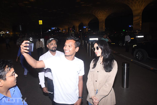 Shraddha Kapoor happily posed for selfies with her fans at the airport.(Image Courtesy: Varinder Chawla)