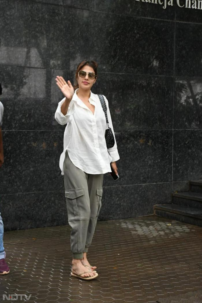 Rhea Chakraborty waved at the shutterbugs. (Image Courtesy: Varinder Chawla)