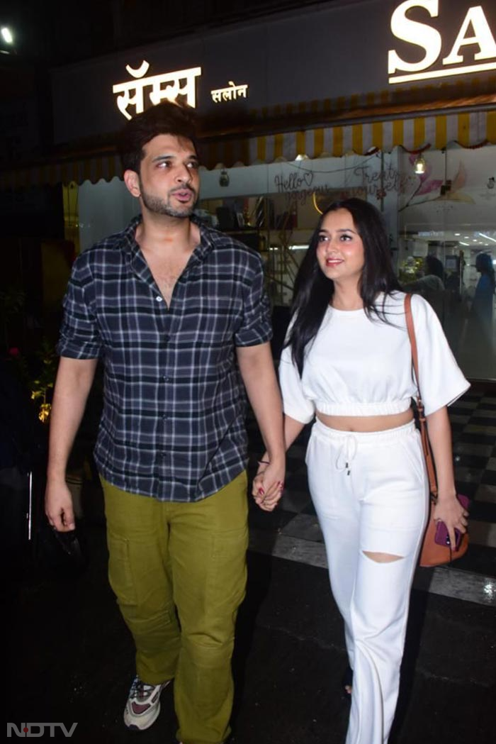 Karan Kundrra was spotted with his girlfriend Tejasswi Prakash
 in Bandra. (Image Courtesy: Varinder Chawla)