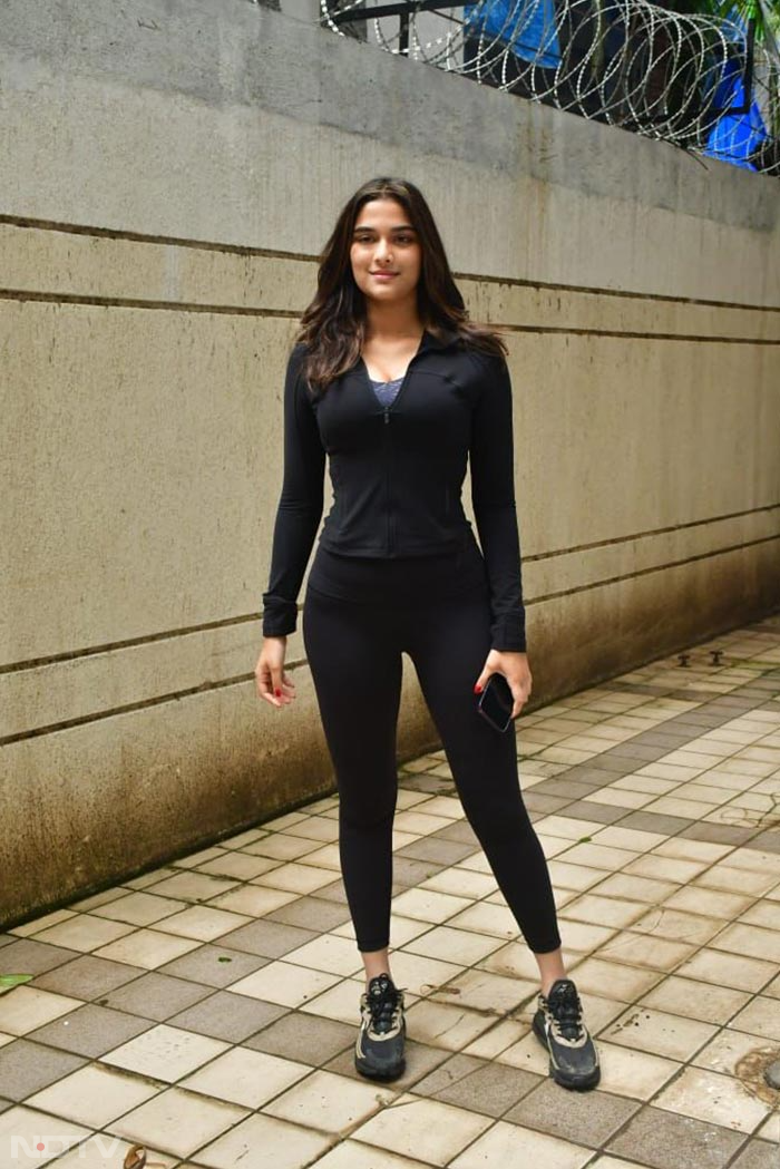 Saiee Manjrekar OOTD comprised an all-black attire. (Image Courtesy: Varinder Chawla)