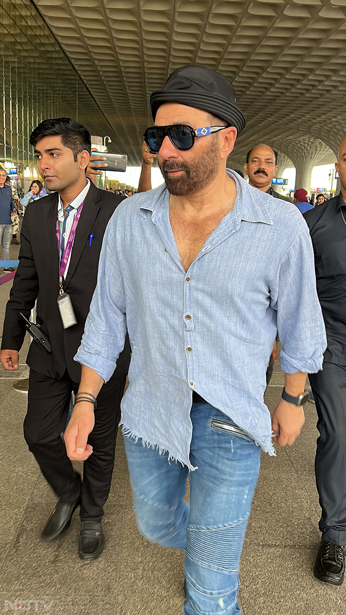 Sunny Deol was spotted at the airport. (Image Courtesy: Varinder Chawla)