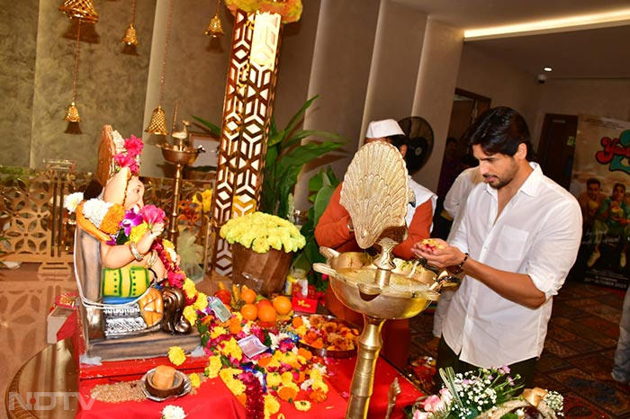 Sidharth Malhotra was pictured doing <i>puja</i>. (Image courtesy: Varinder Chawla)