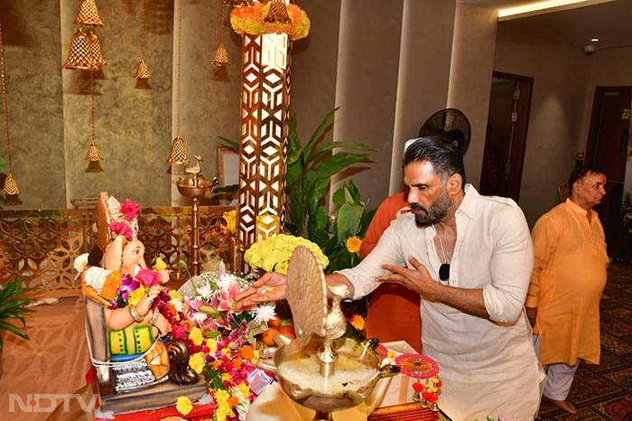 Suniel Shetty also joined the festivities. (Image courtesy: Varinder Chawla)