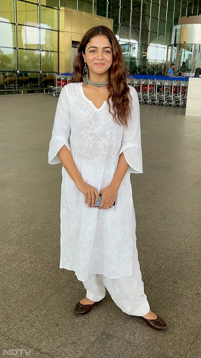 Wamiqa Gabbi was all smiles as she was pictured at the airport. (Image courtesy: Varinder Chawla)