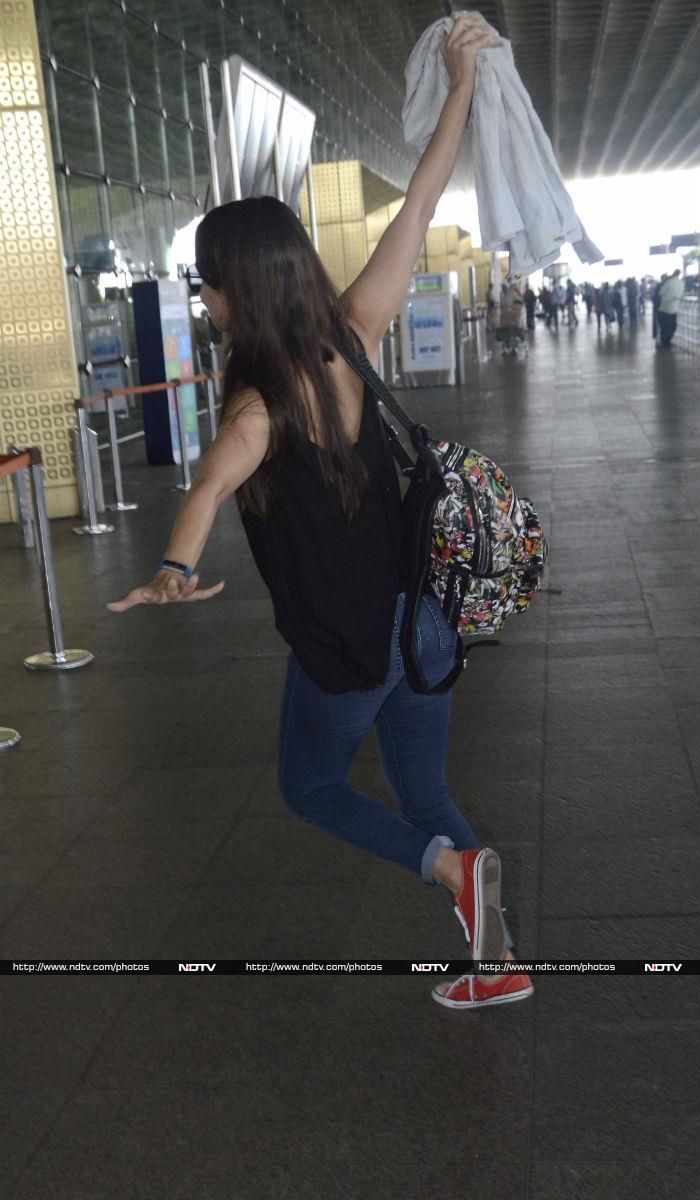 Can you guess who is this happy actress? <br><br>
Hint: She attended an award show in Delhi on Tuesday. <br><br>
No?