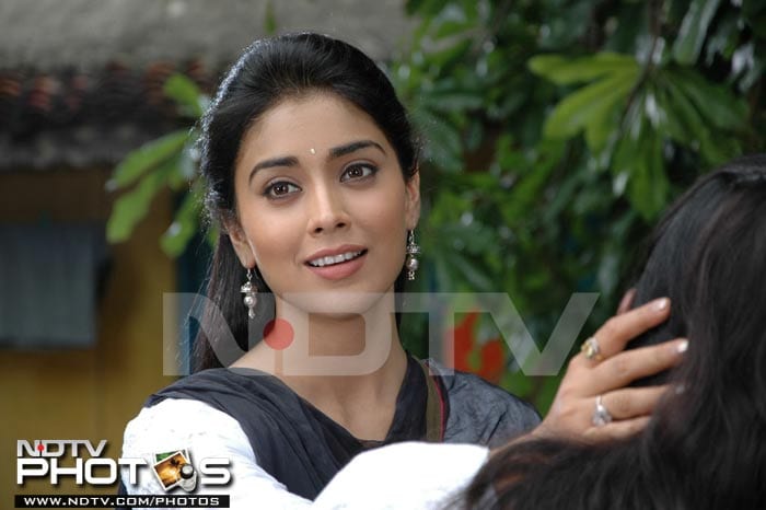 Shriya Saran romances Jeeva in Rowthiram