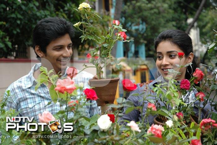 Shriya Saran romances Jeeva in Rowthiram